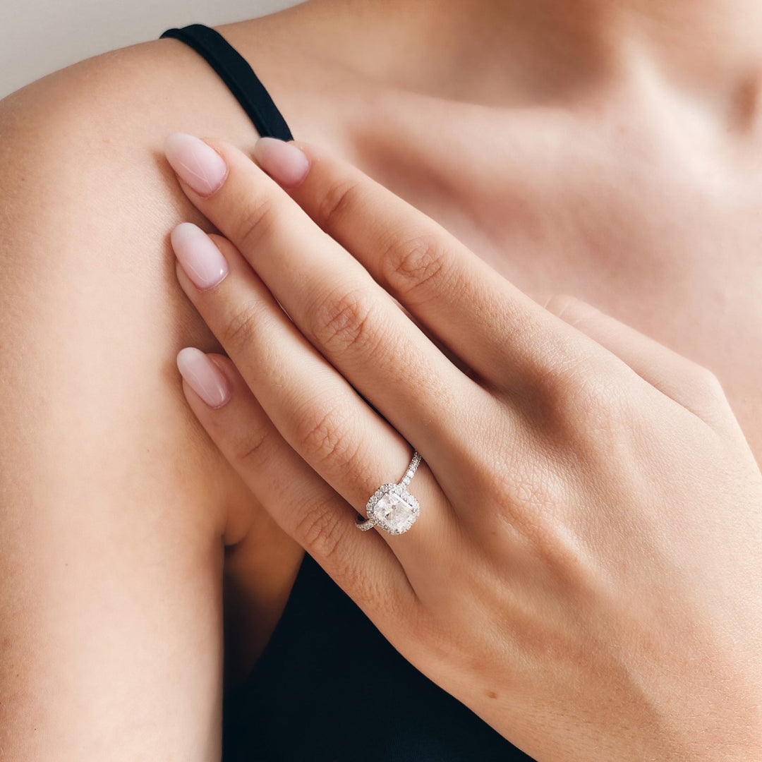 wedding ring style, refined engagement ring, premium engagement ring, fine jewelry engagement ring, sophisticated ring setting, glamorous engagement ring, statement engagement ring,
